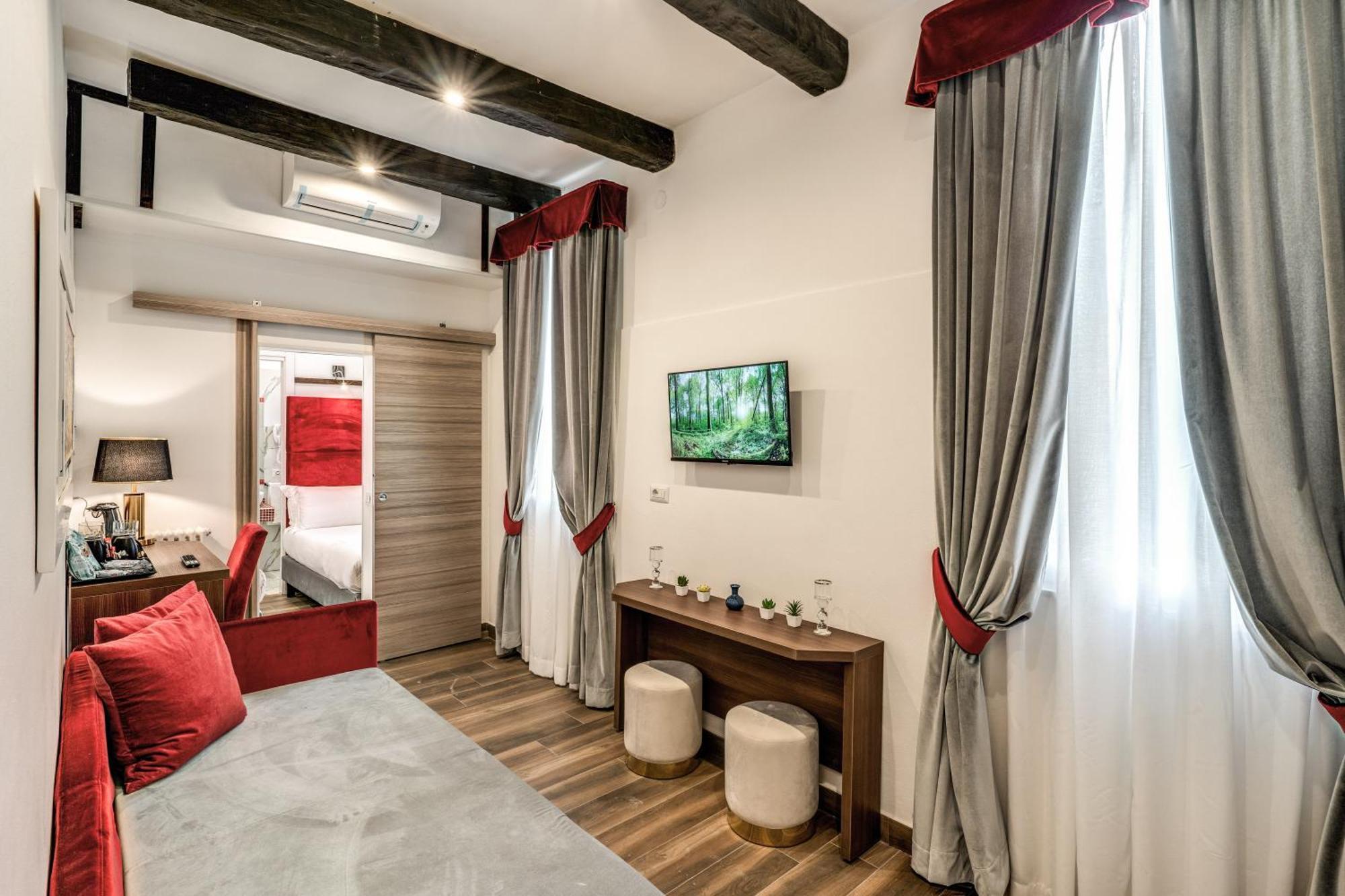 Tritone House Affittacamere 4*